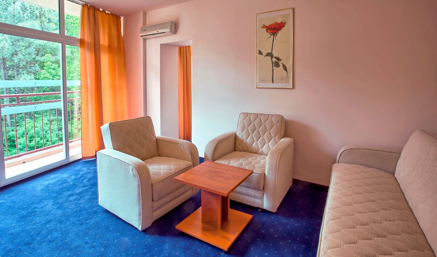 rooms-standard-familyroom-gardenview-balcony