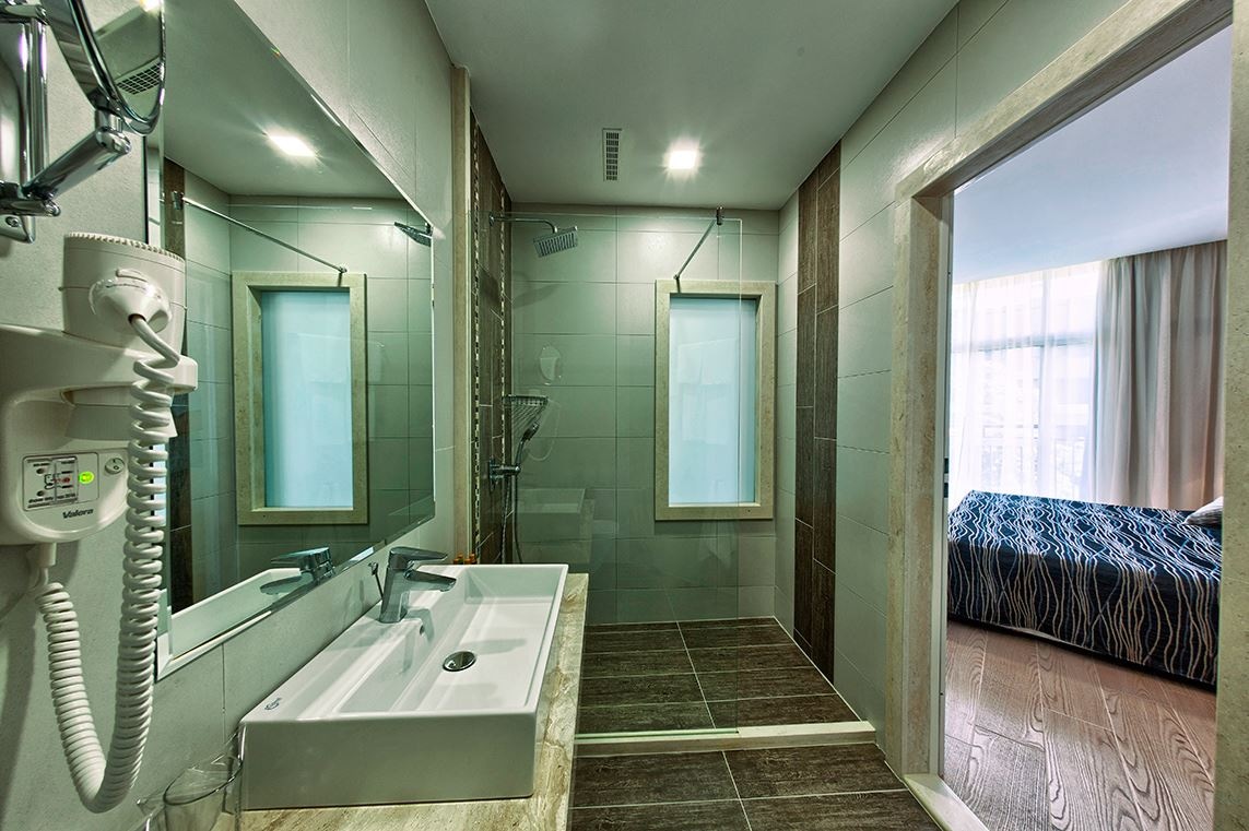 rooms-superior-room-seaview-balcony