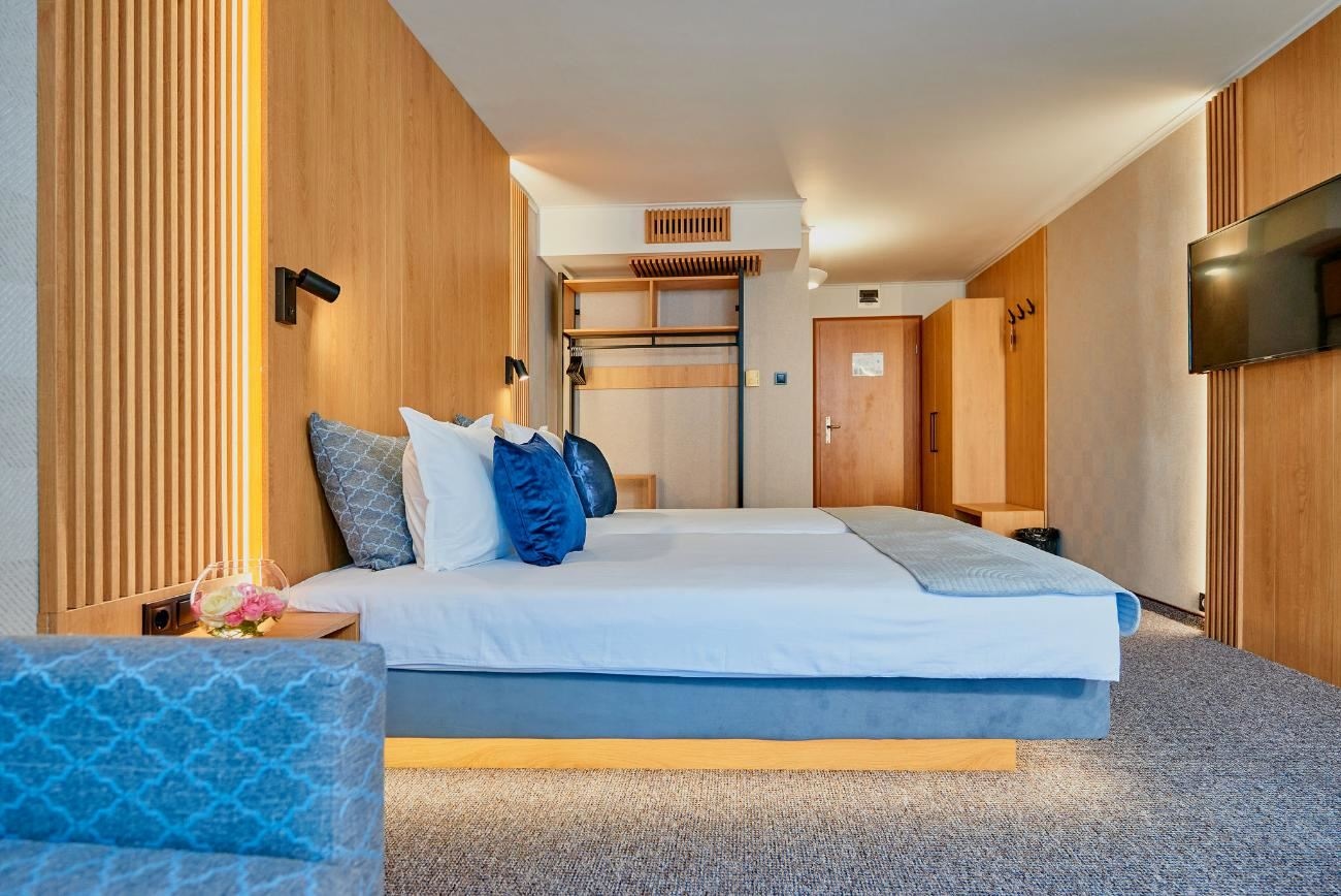 rooms-comfort-room-lateralseaview-balcony-or-terrace