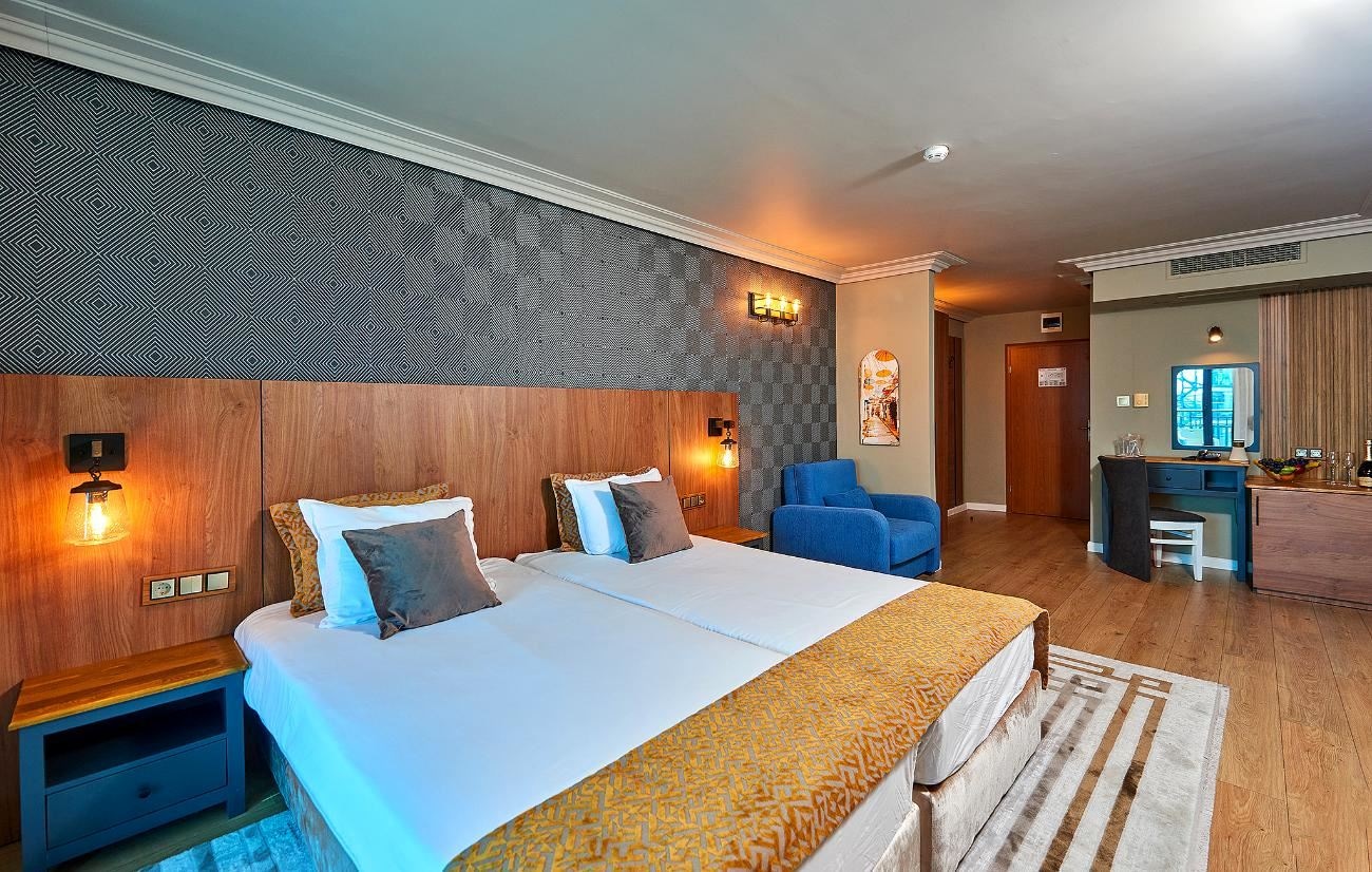 rooms-standard-room-lateralseaview-balcony-or-terrace