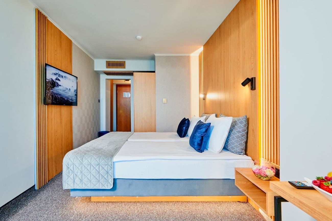 rooms-standard-room-lateralseaview-balcony-or-terrace