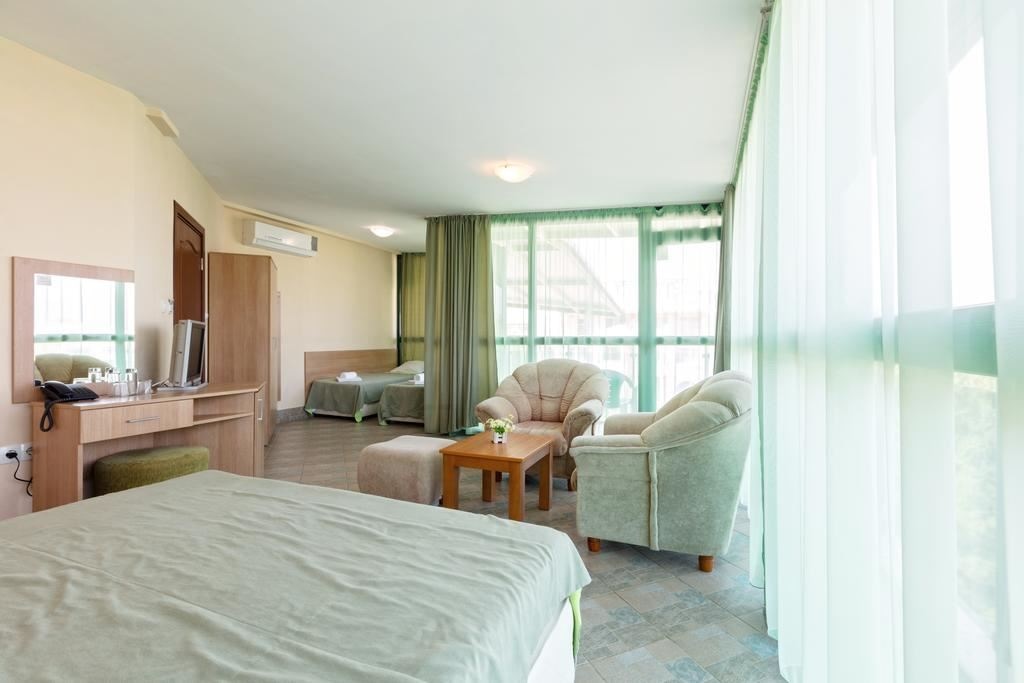 rooms-standard-family-room