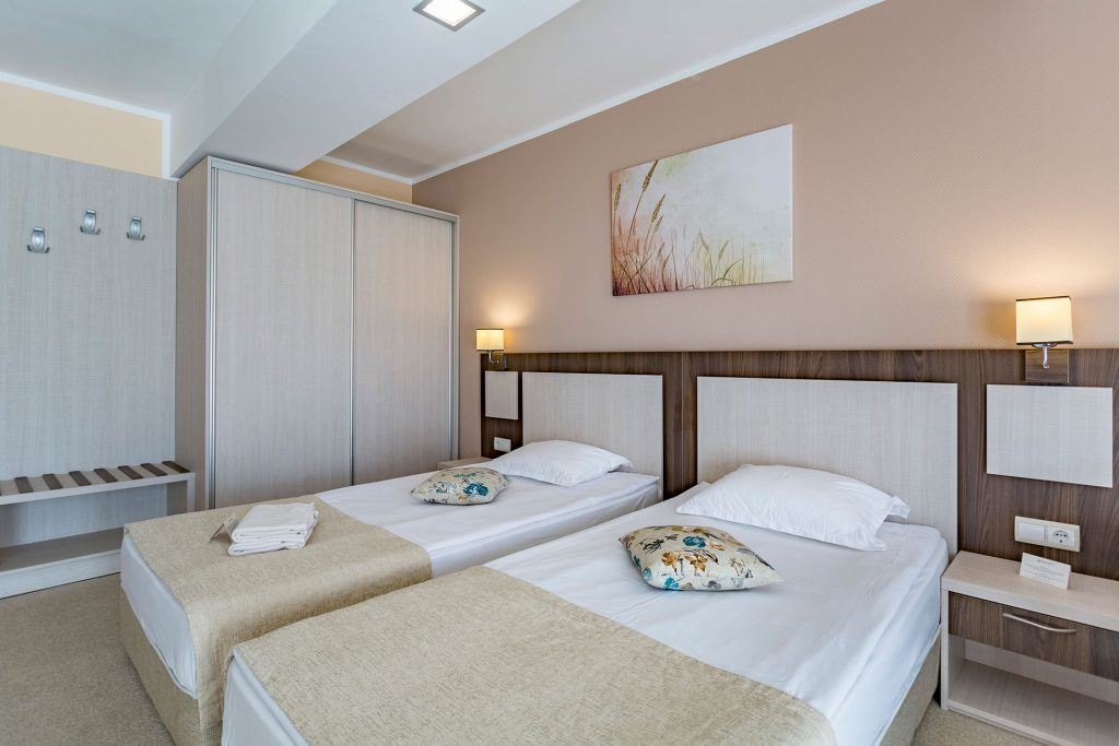 rooms-doubletwin-pool-view