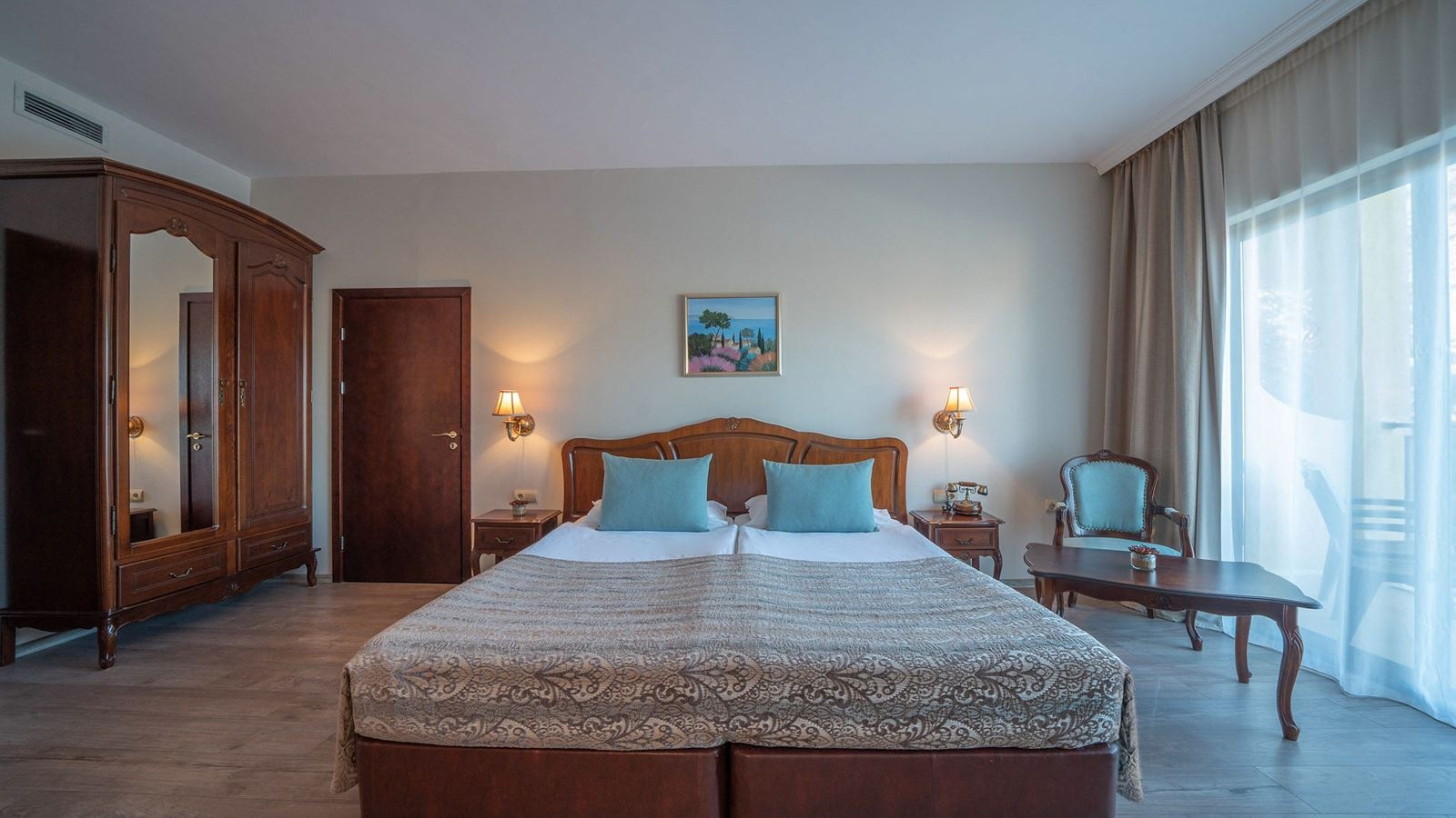 rooms-family-room--connecting-door