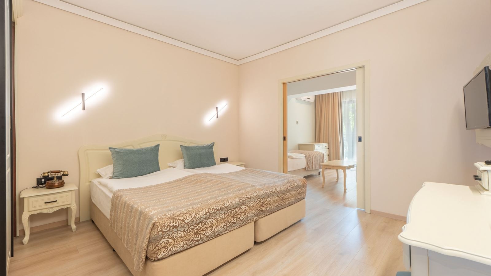 rooms-family-room--connecting-door