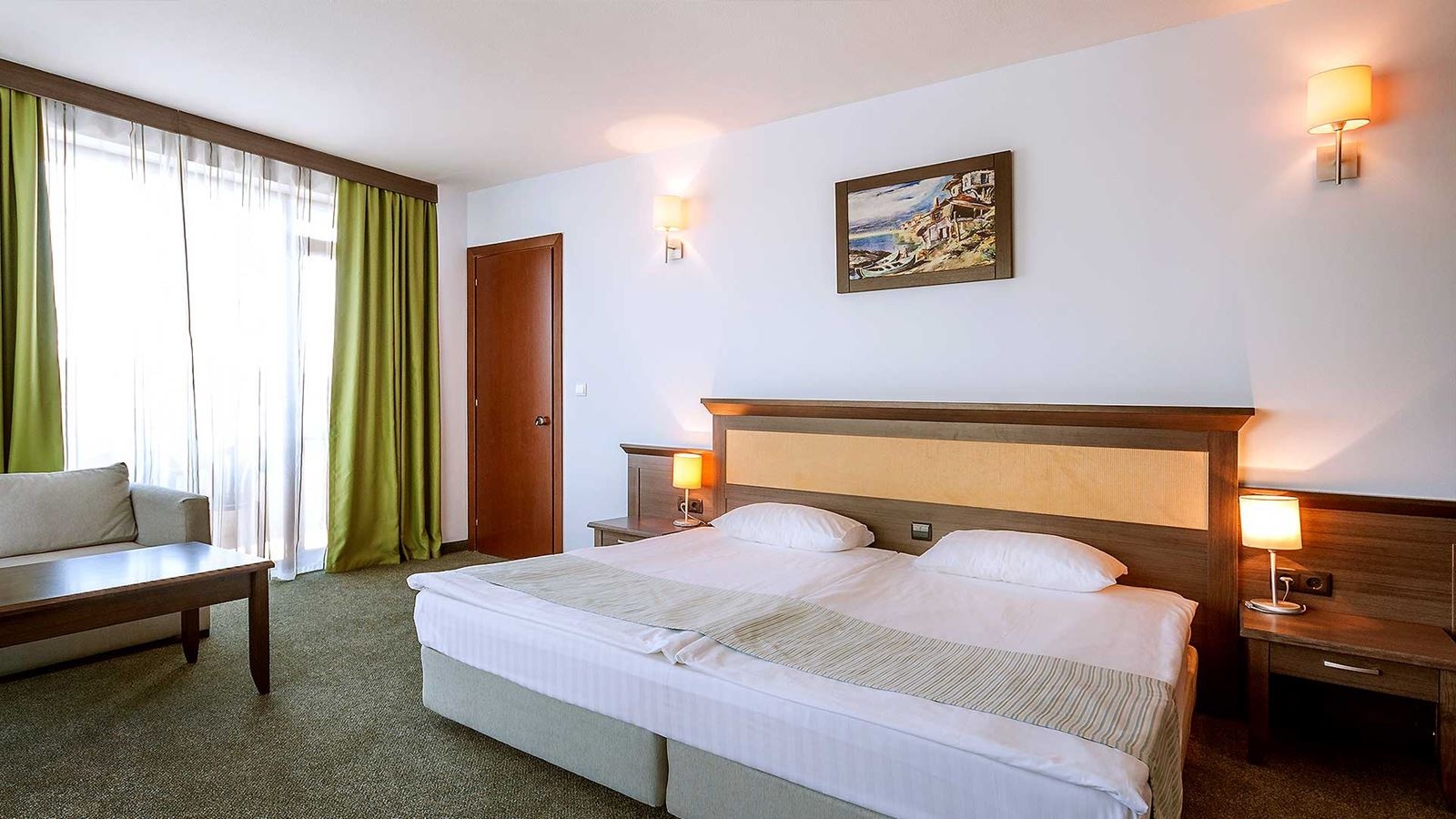 rooms-standard-familyroom-balcony