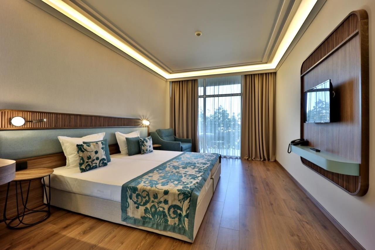 rooms-twin-deluxe-room-lateralseaview-balcony