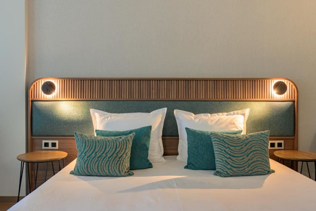 rooms-triple-deluxe-room-balcony