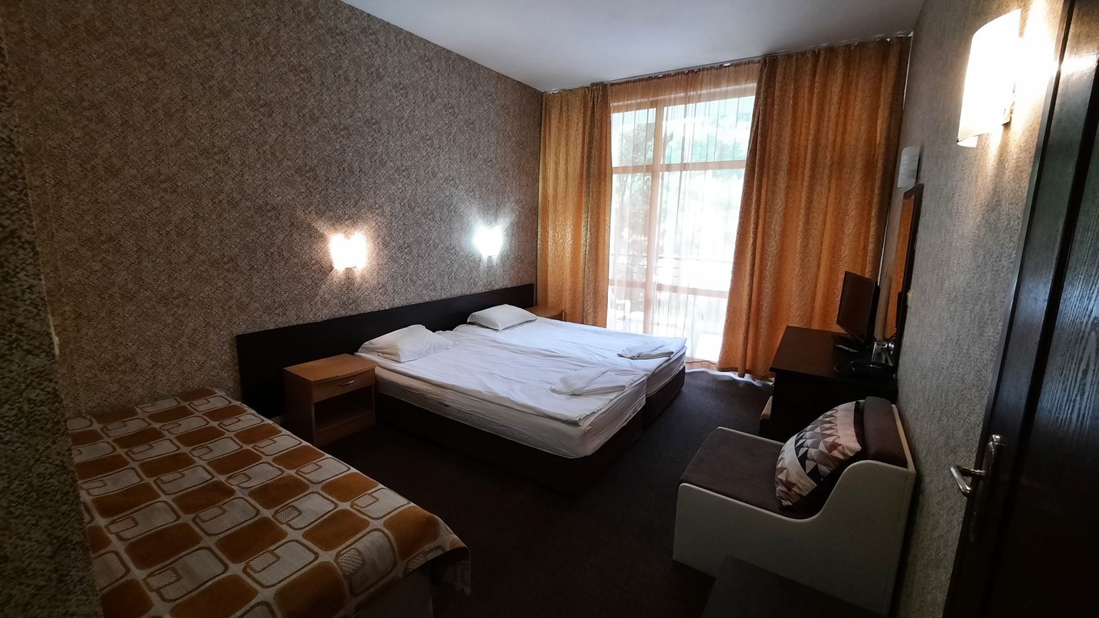 rooms-family-room-park-view