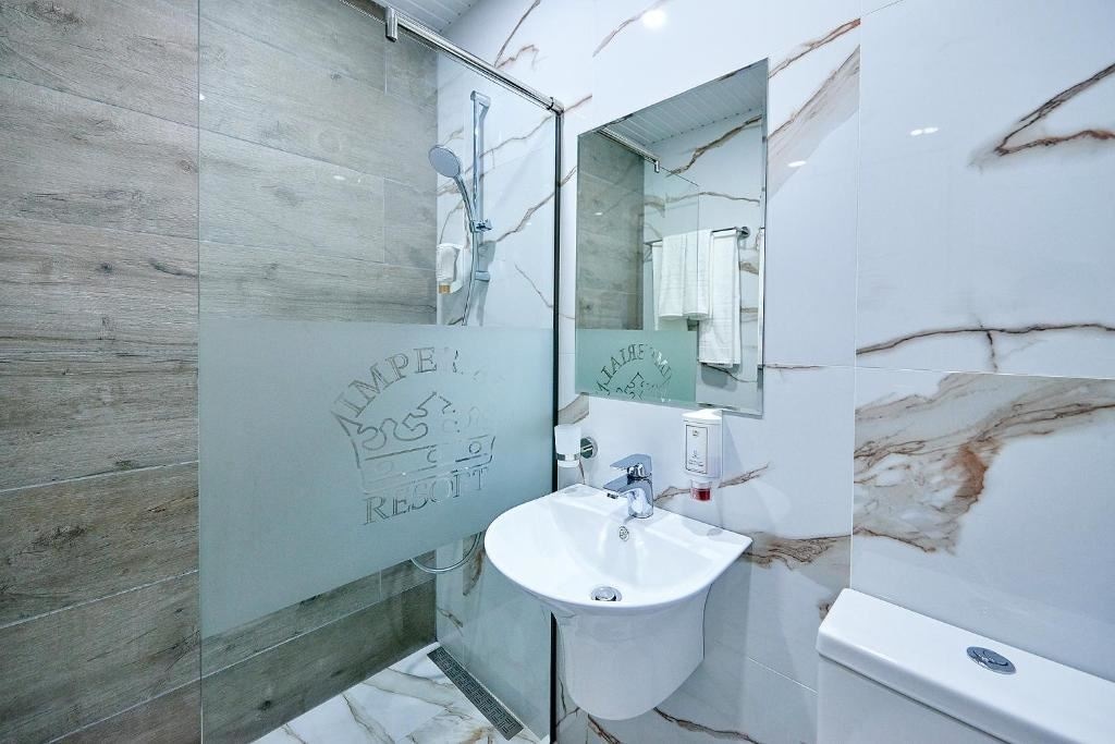 rooms-standard-familyroom-balcony