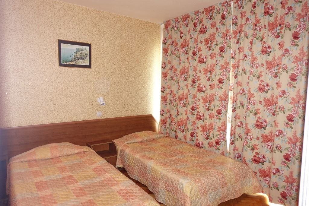 rooms-single-wchild-standard-room