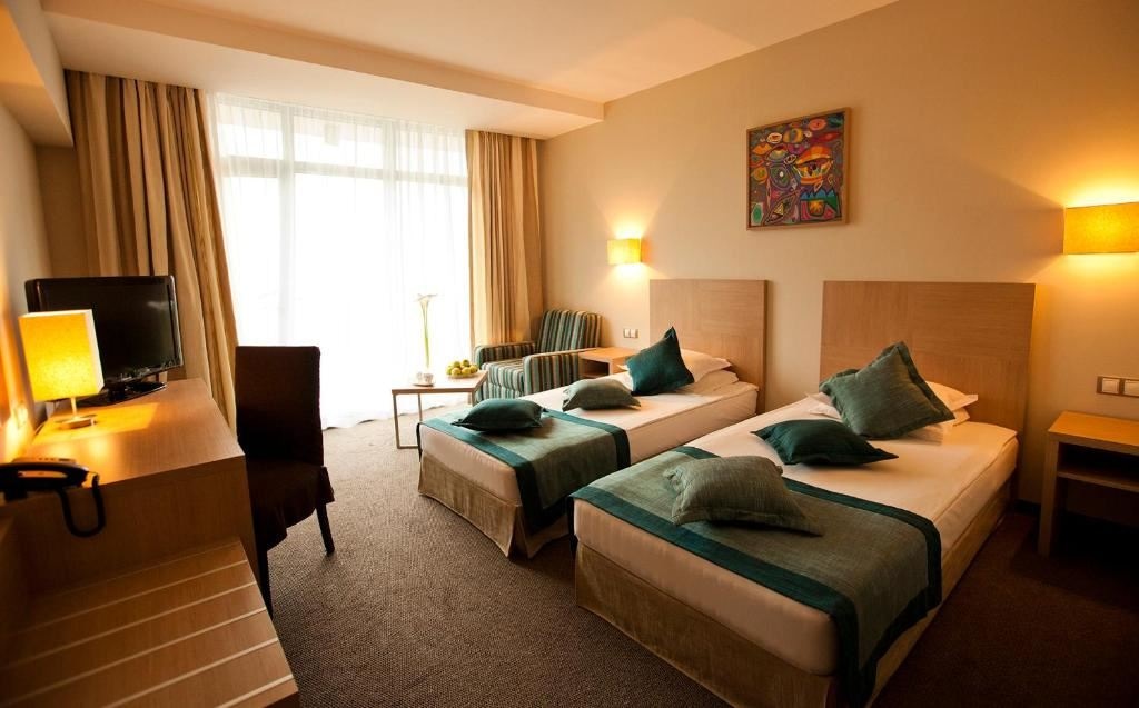 rooms-twin-standard-familyroom-balcony