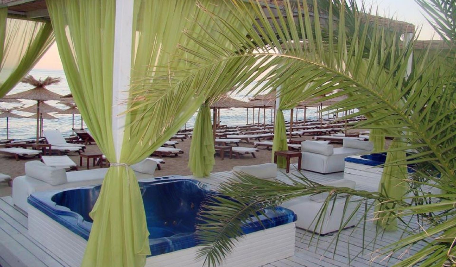 bars-jacuzzi-bar-verdi-beach