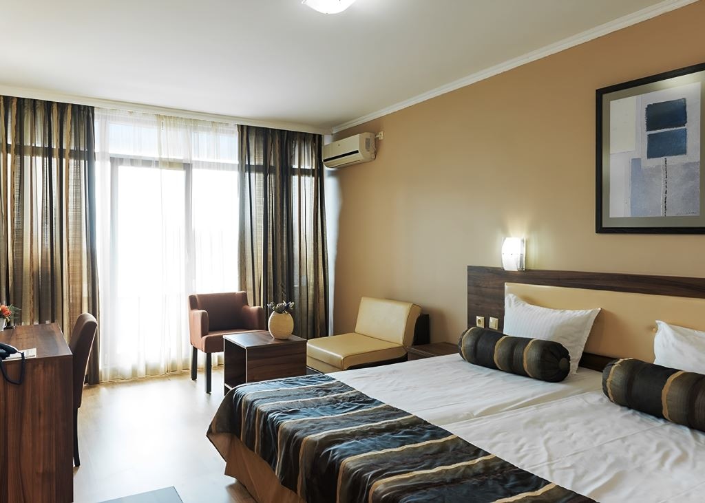 rooms-single-wchild-standard-room-balcony