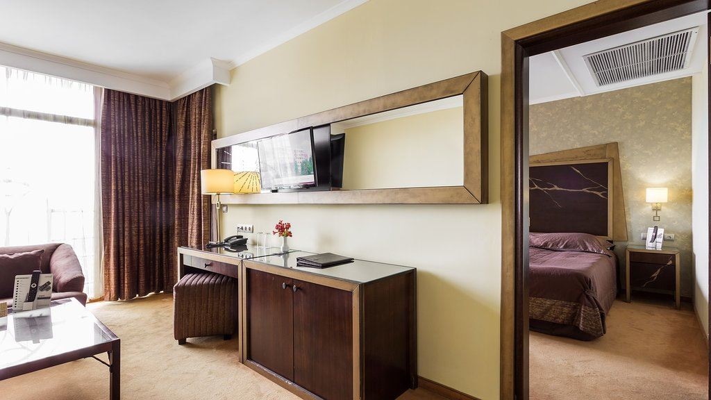 rooms-standard-familyroom-balcony-or-terrace