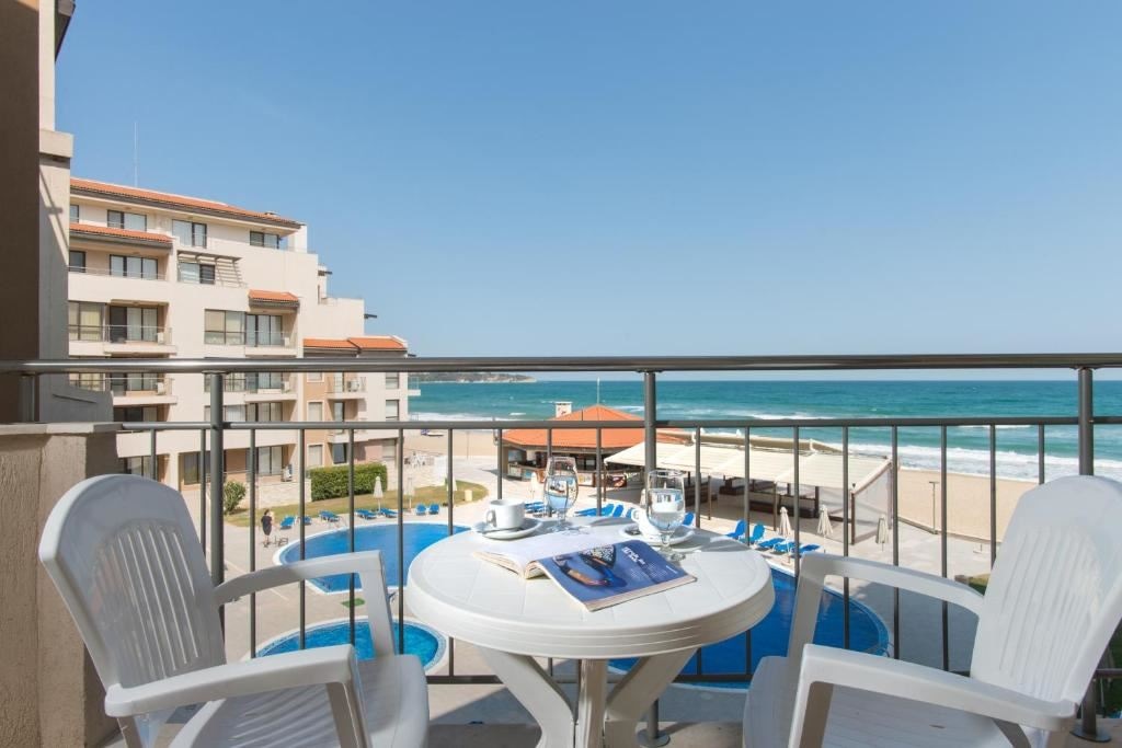 rooms-standard-apartment-poolview-balcony-or-terrace