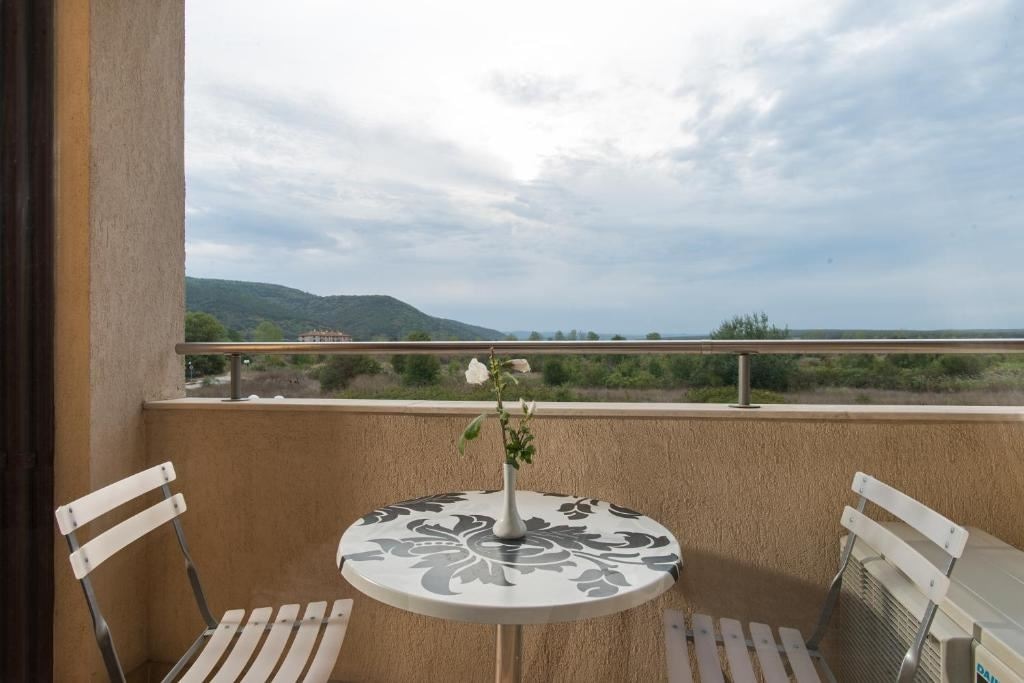 rooms-2-bedroom-standard-apartment-mountainview