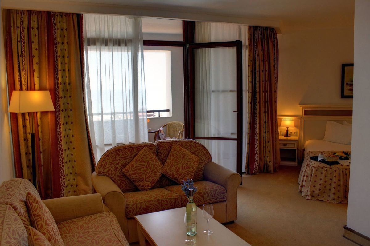 rooms-standard-juniorsuite-balcony