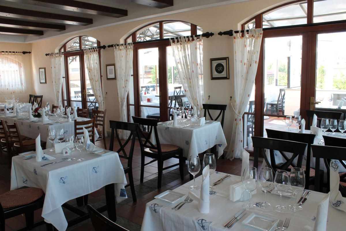 restaurants-dolphin-restaurant