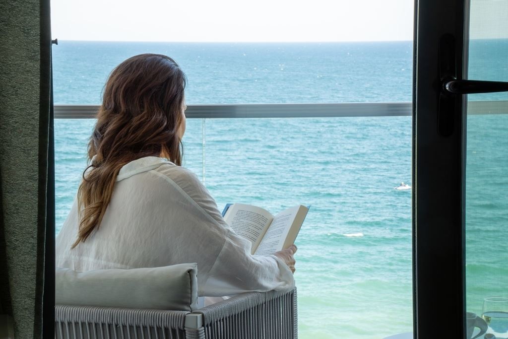 rooms-junior-suite-top-floor-with-sea-view