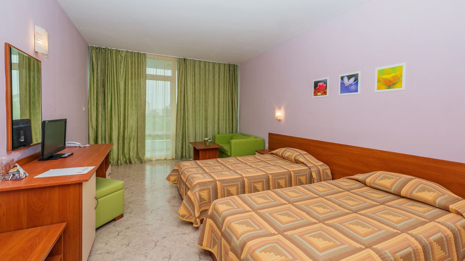 rooms-triple-standard-room-balcony