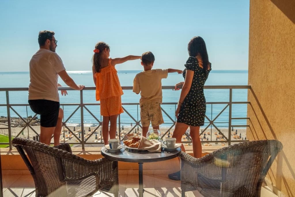 rooms-2-connecting-rooms-standard-family-room-seaview-balcony