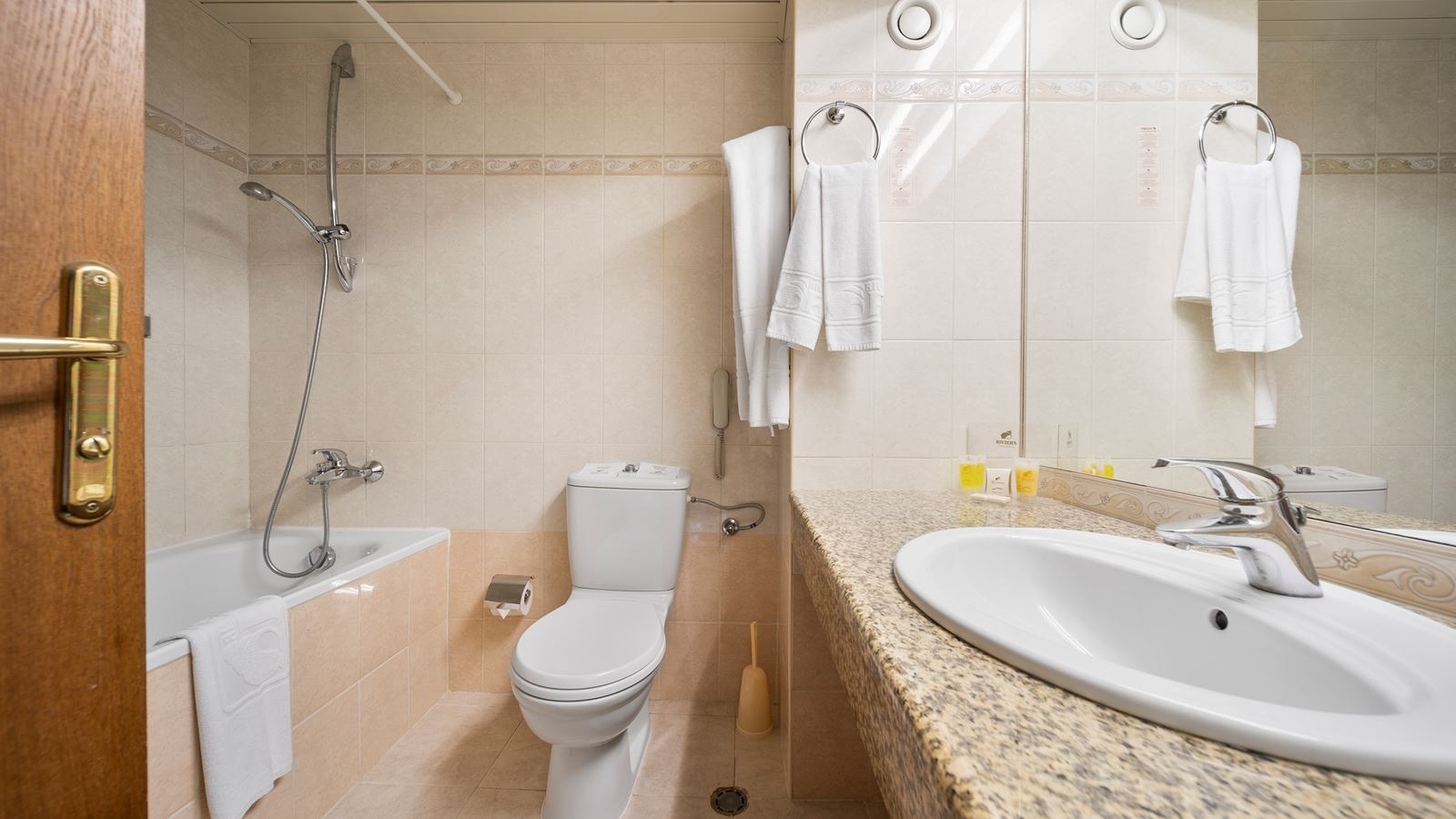 rooms-single-wchild-standard-room-seaview-balcony