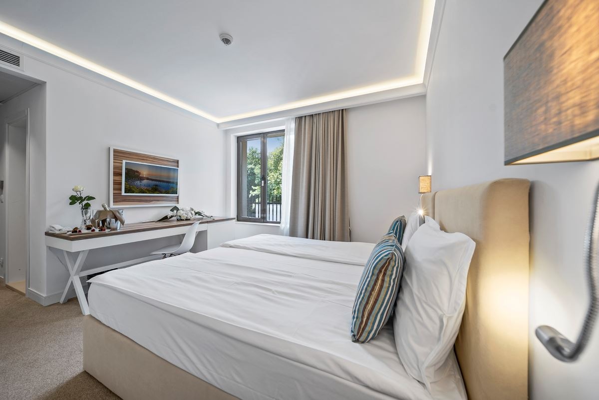 rooms-single-wchild-standard-room-seaview-balcony