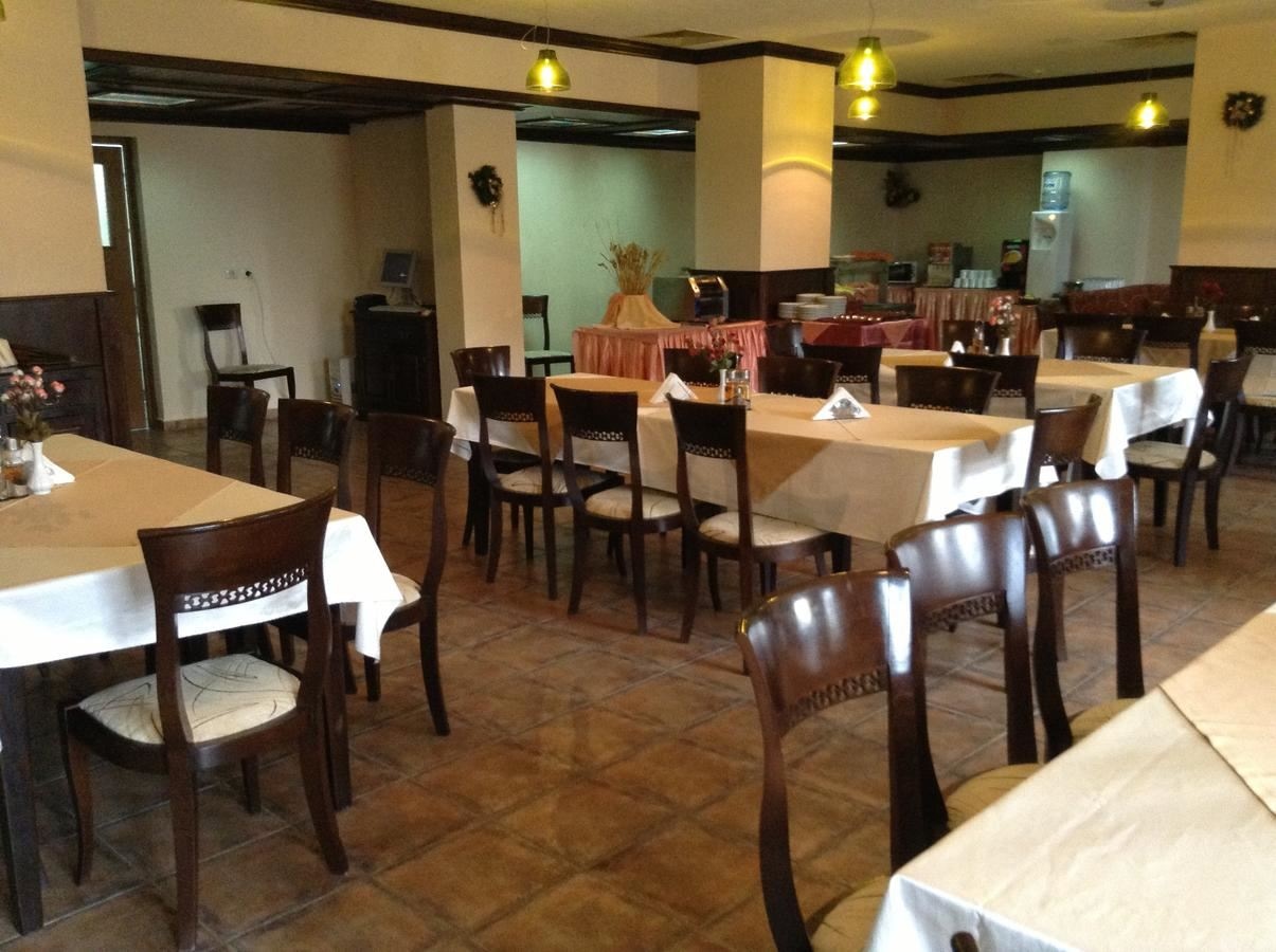 restaurants-restaurant