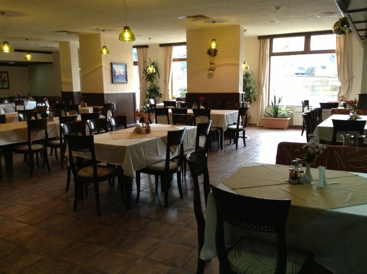 restaurants-restaurant