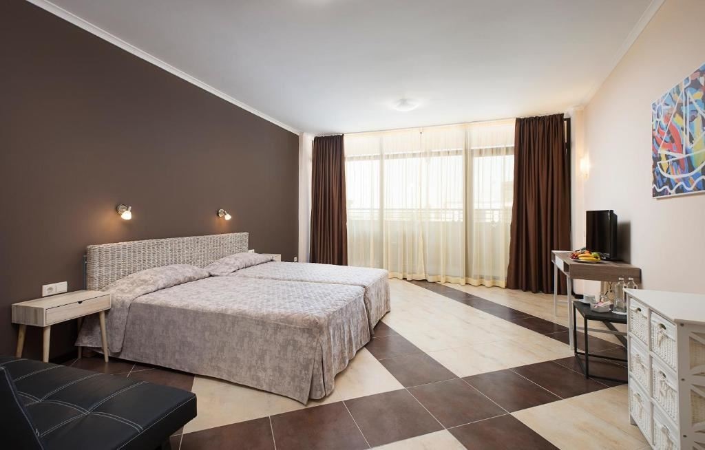 rooms-double-pool-view