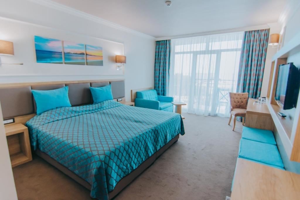 rooms-standard-room-streetview-balcony-economy