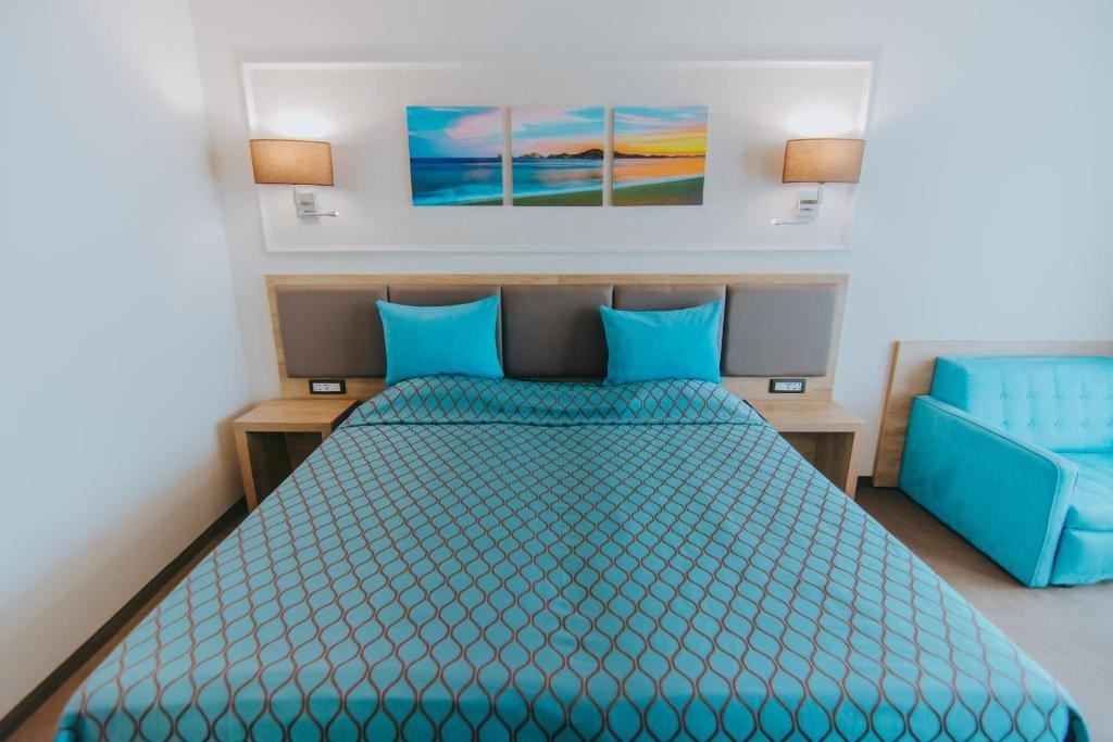 rooms-standard-room-streetview-balcony-economy