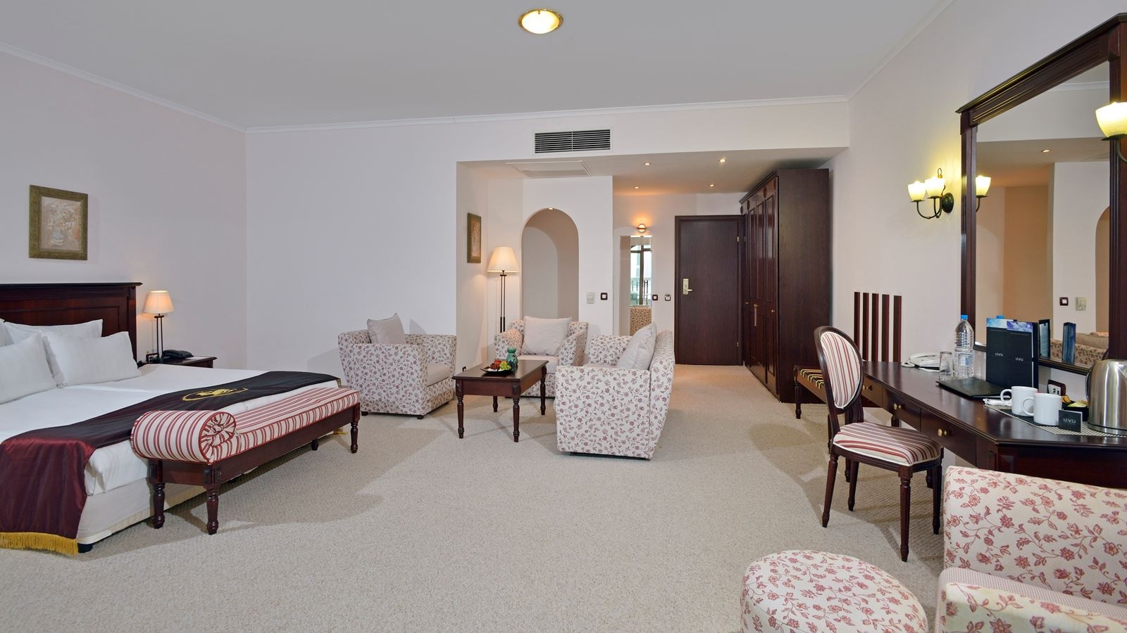 rooms-the-level-junior-suite