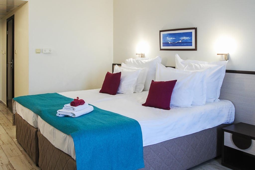 rooms-large-standard-room