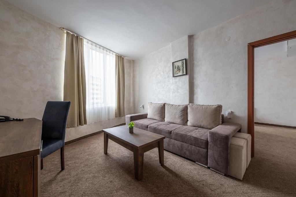 rooms-1-bedroom-standard-apartment-balcony-or-terrace