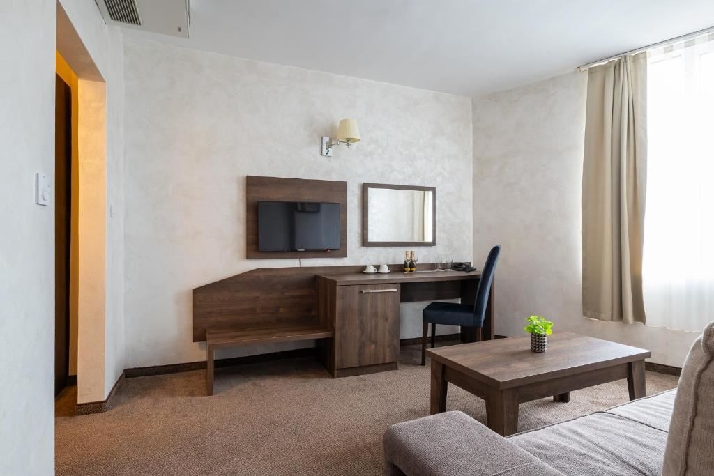 rooms-1-bedroom-standard-apartment-balcony-or-terrace