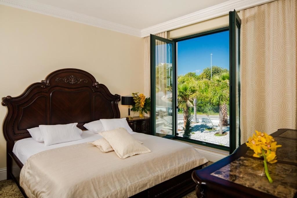 rooms-deluxe-suite-balcony