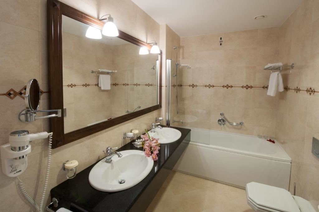 rooms-deluxe-suite-balcony