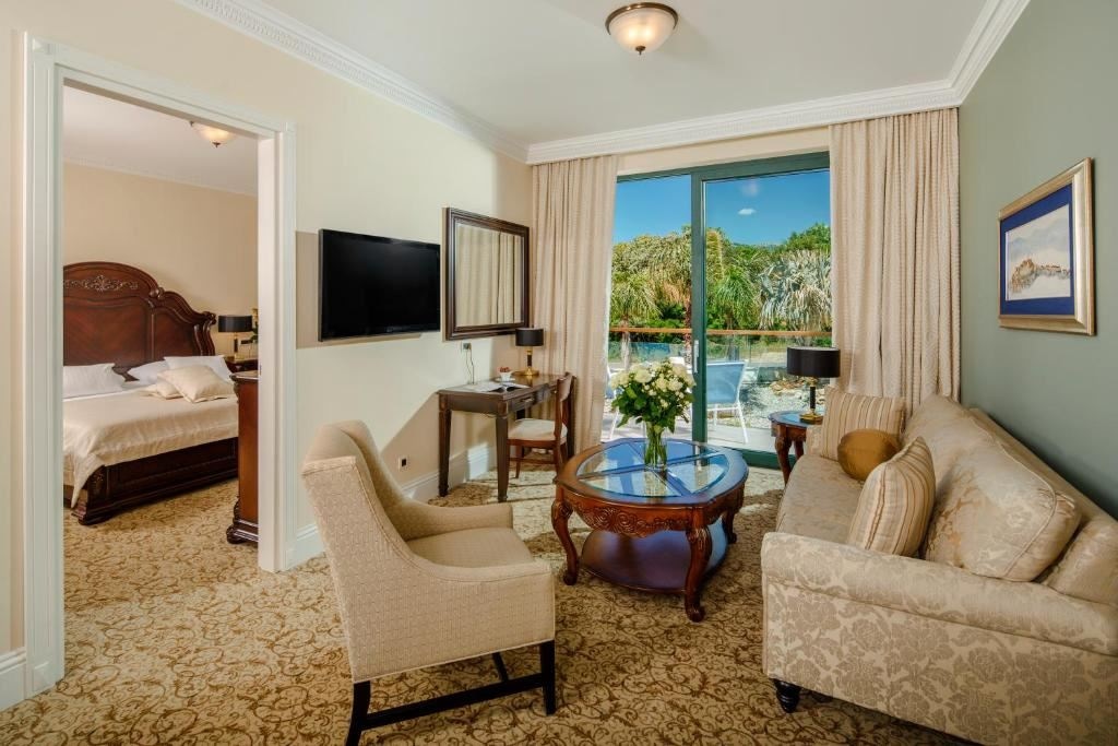 rooms-deluxe-suite-balcony