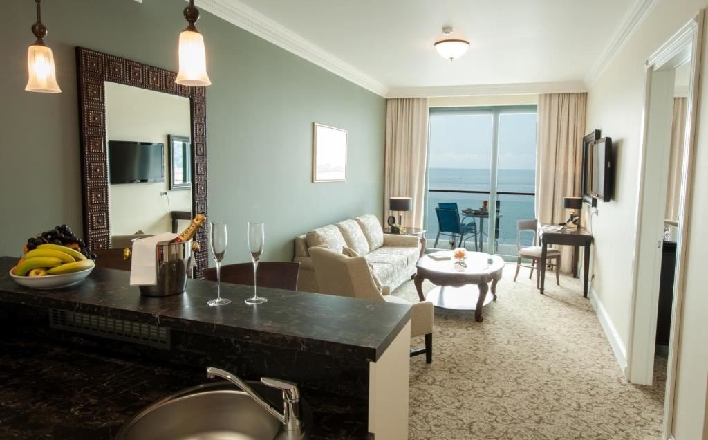 rooms-deluxe-suite-seaview-balcony