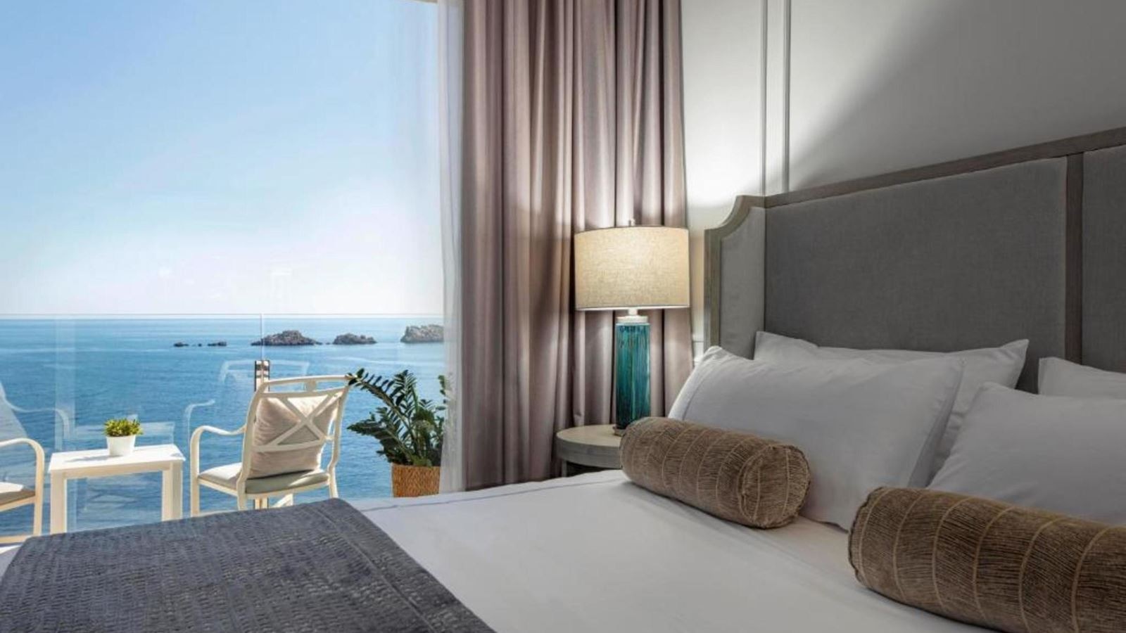 rooms-deluxe-suite-seaview-balcony