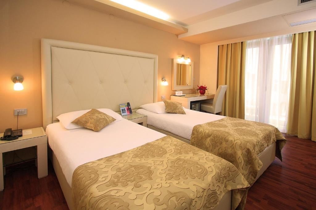 rooms-single-wchild-room-balcony