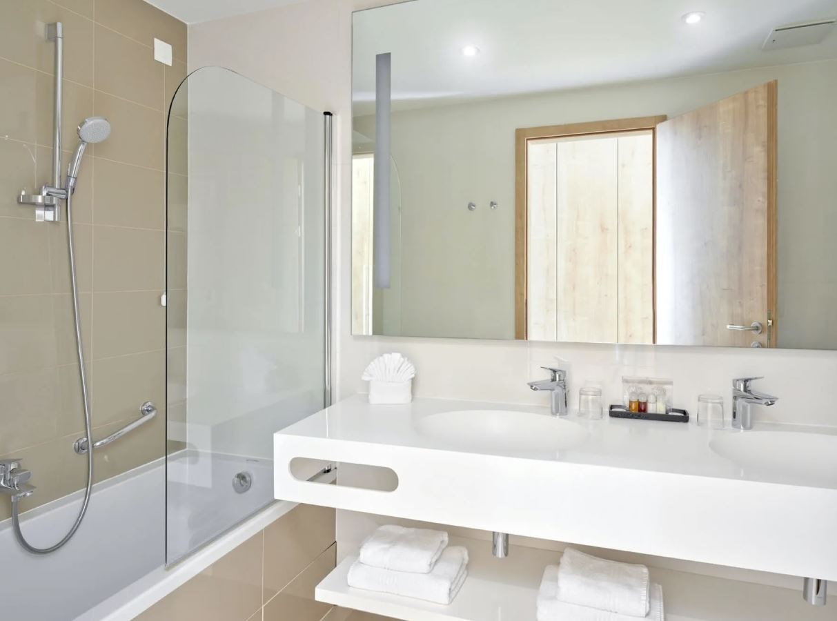 rooms-superior-room-partial-sea-view-balcony