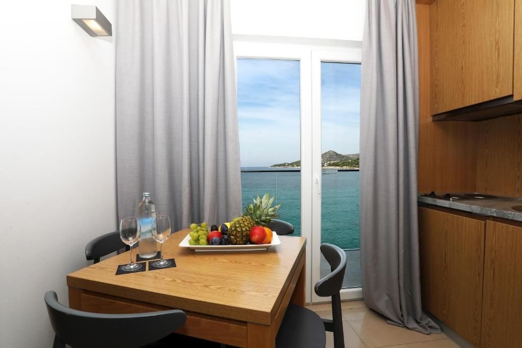 rooms-1-bedroom-classic-apartment-seaview-balcony