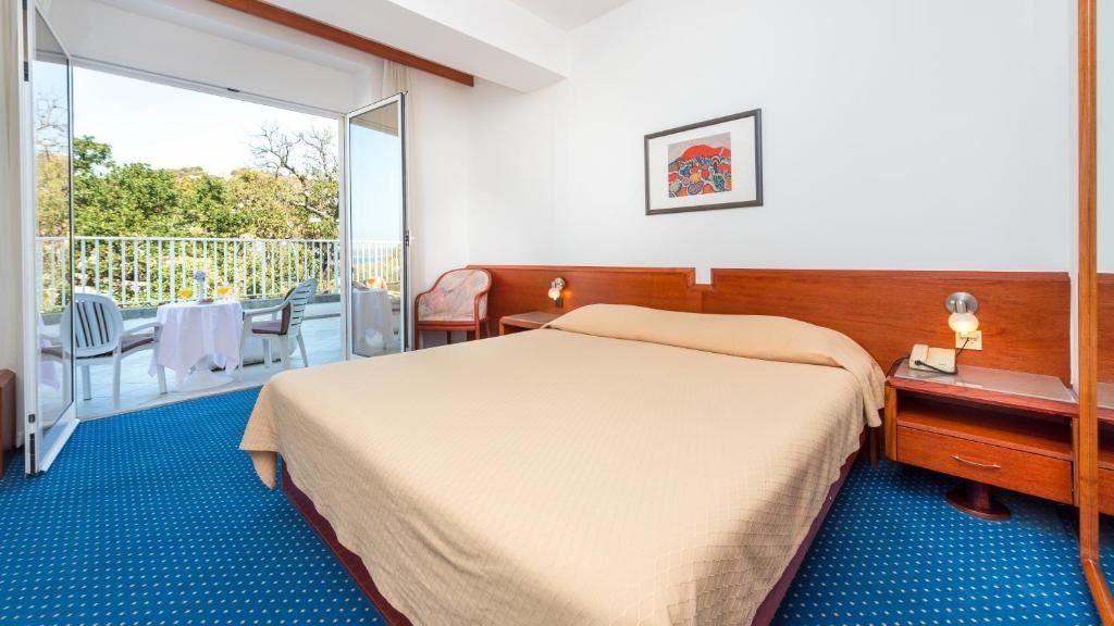 rooms-double-standard-room-seaview-balcony