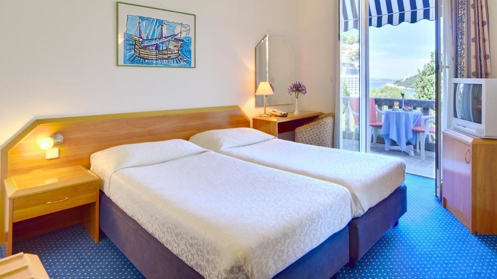 rooms-double-standard-room-seaview-balcony