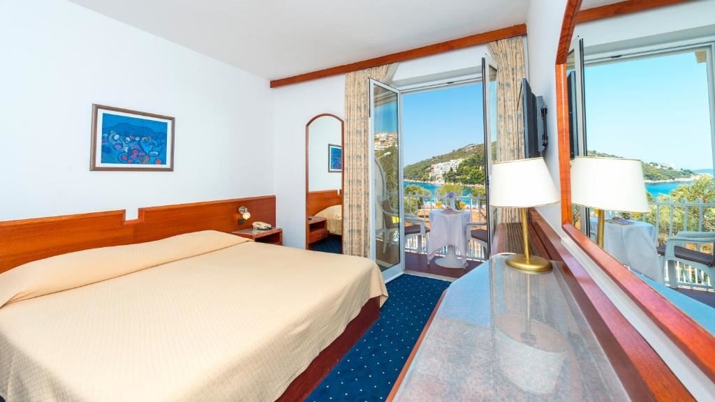 rooms-double-standard-room-seaview-balcony