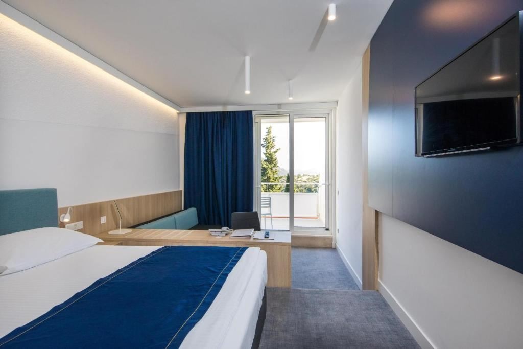 rooms-double-superior-room-seaside-balcony