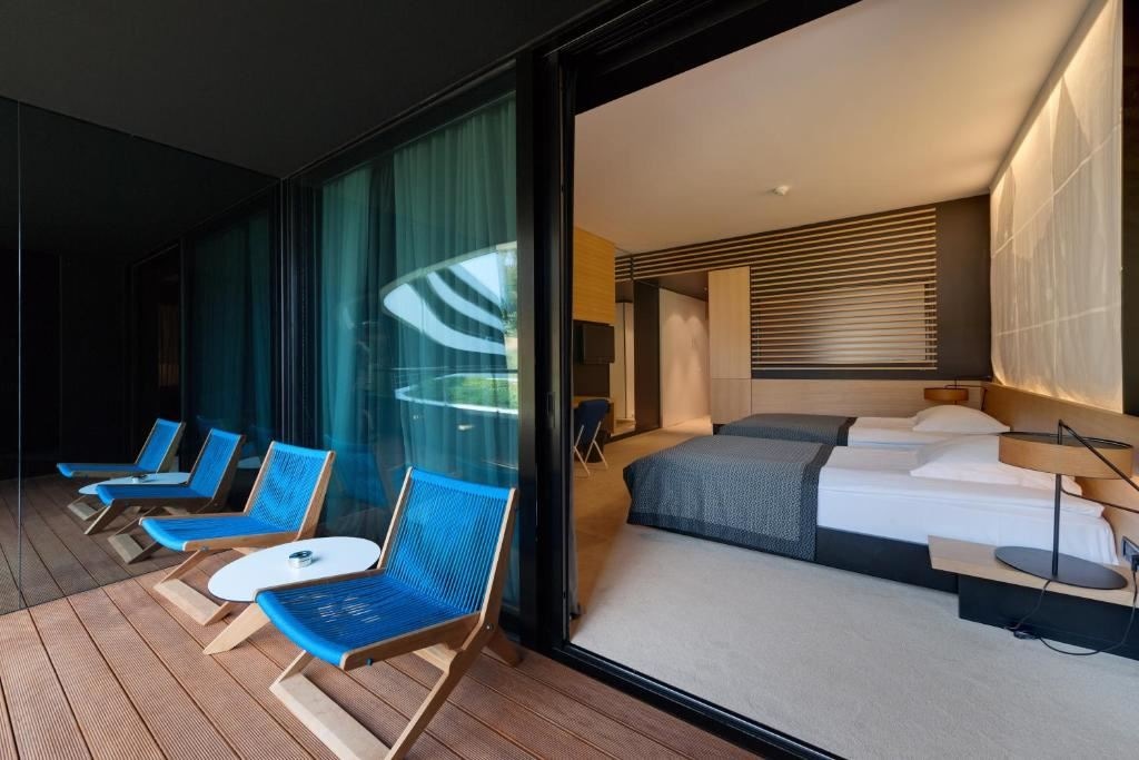 rooms-2-rooms-familyroom